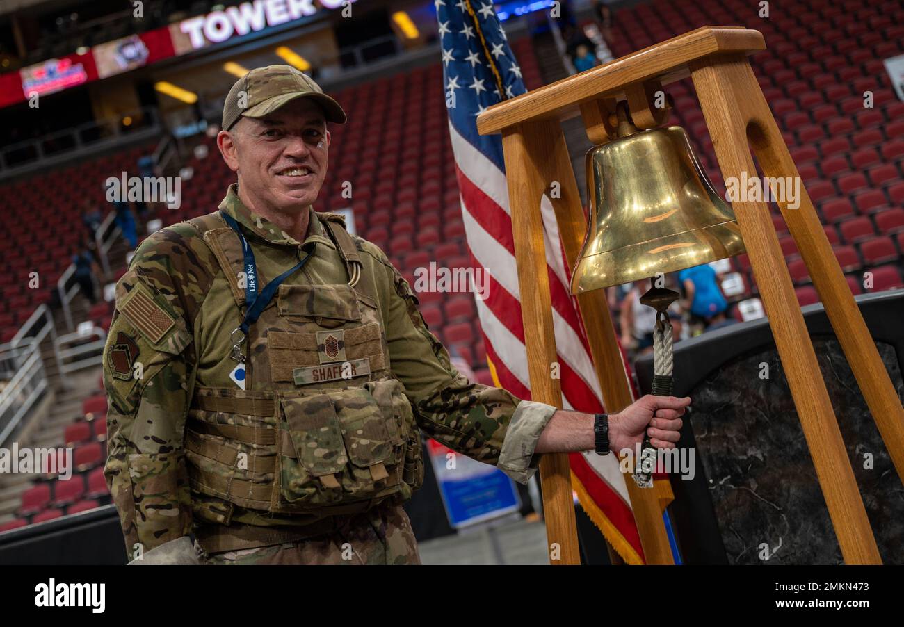 USA Air Force Chief Master Sgt. Jason Shaffer, 56. Fighter Wing Command Chief, klingelt während der 9/11 Tower Challenge, 9. September 2022, in der Gila River Arena, Glendale, Arizona. Die Teilnehmer klingelten nach dem Aufstieg auf 2.071 Stufen, die die 110 Stockwerke des World Trade Center repräsentierten, die Ersthelfer während der Terroranschläge vom 11. September 2001 erklommen haben. Stockfoto