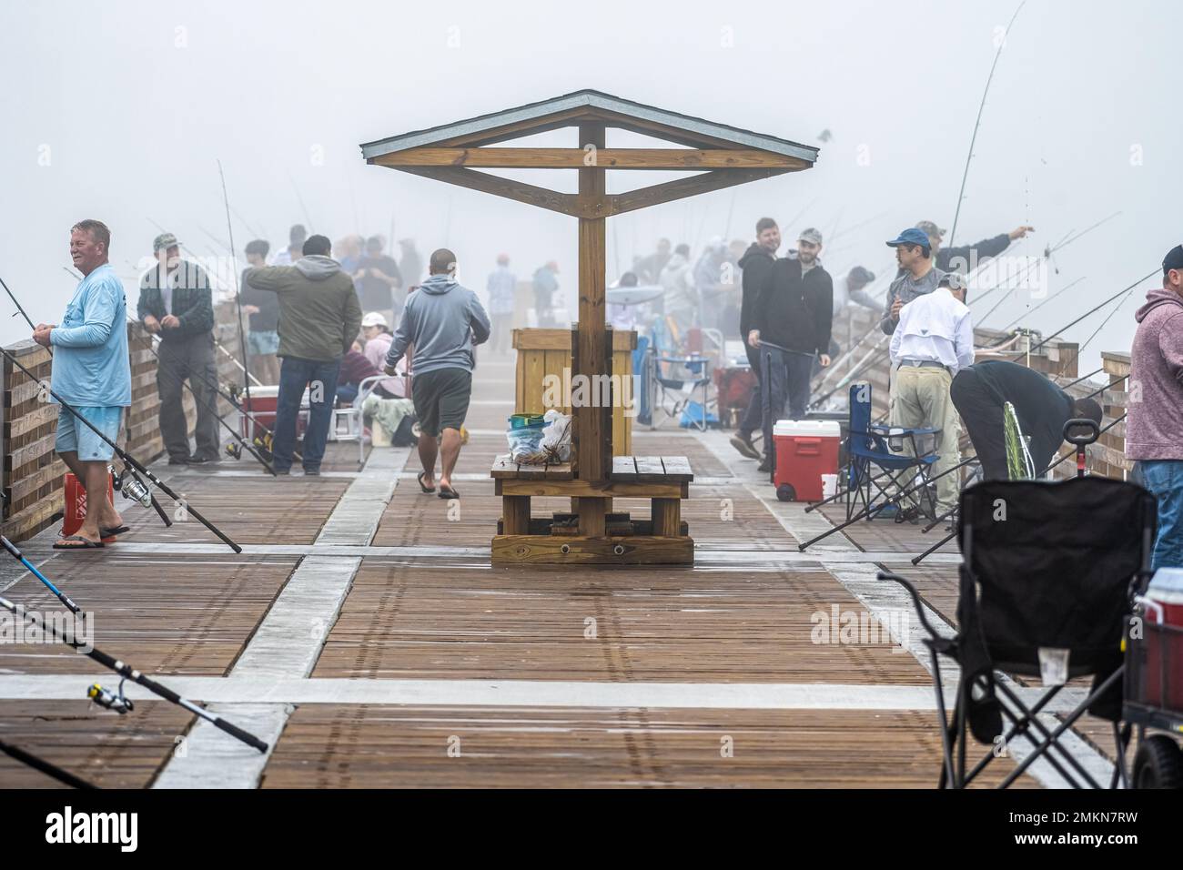 Ein nebeliger Morgen am Jacksonville Beach Fishing Pier im Nordosten Floridas. (USA) Stockfoto