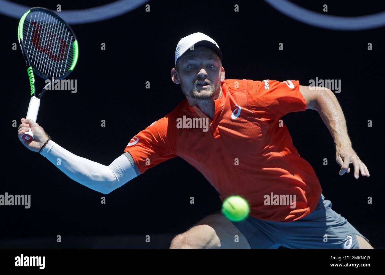 Belgium's David Goffin makes a forehand return to Russia's Daniil Medvedev during their third round match at the Australian Open tennis championships in Melbourne, Australia, Saturday, Jan. 19, 2019. (AP Photo/Mark Schiefelbein) Stockfoto
