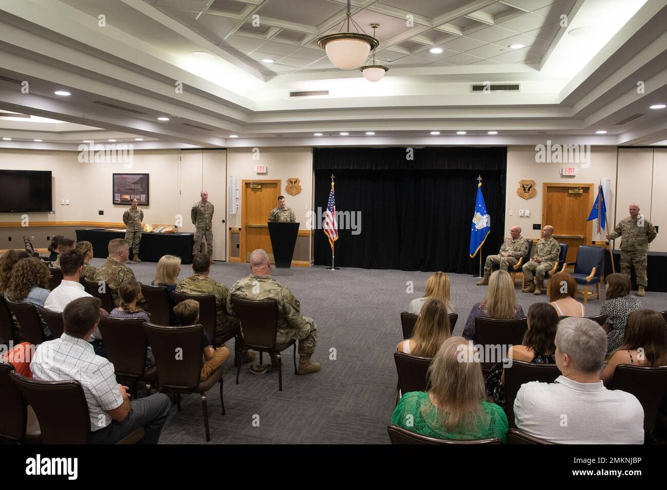 Capt. Nathan Dampf, Kommandant der 131. Logistics Readiness Squadron, gibt seiner Einheit nach der Übernahme des Kommandos auf der Whiteman Air Force Base, Missouri, am 11. September 2022, Bemerkungen. Dies ist der erste Befehl von Dampf. Stockfoto