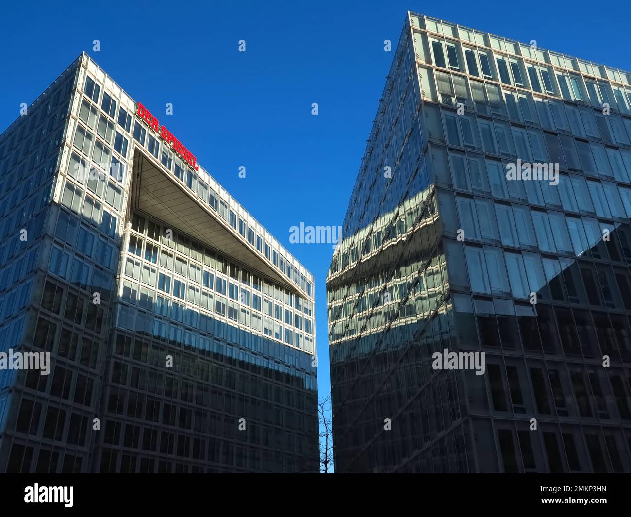 Architektur der Ericusspitze in Hamburg mit Spiegelgebäude Stockfoto