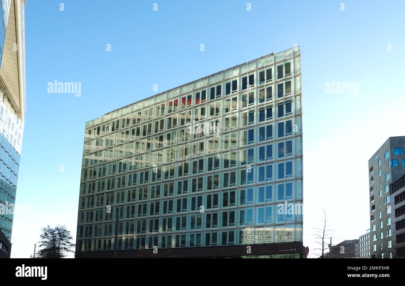 Architektur der Ericusspitze in Hamburg mit Spiegelgebäude Stockfoto