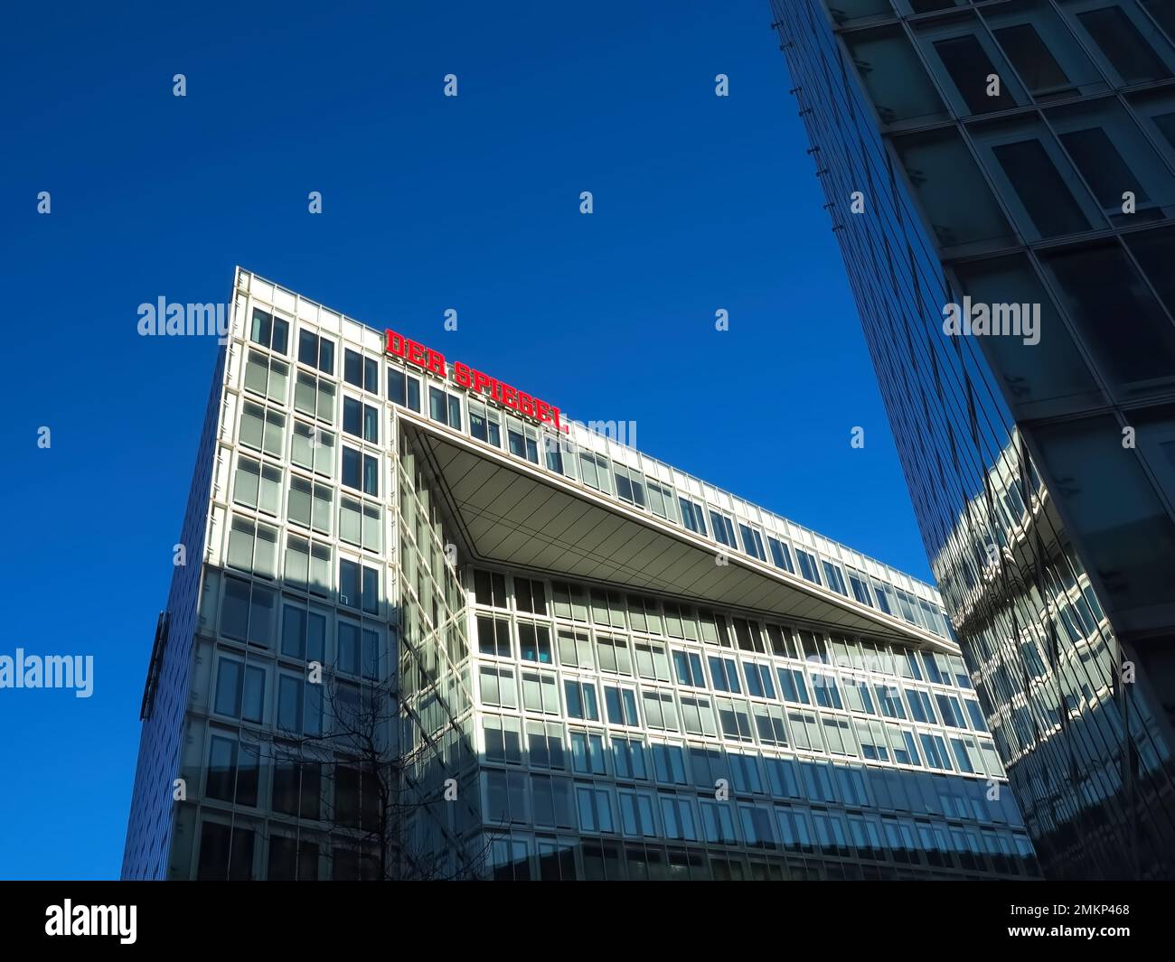 Architektur der Ericusspitze in Hamburg mit Spiegelgebäude Stockfoto