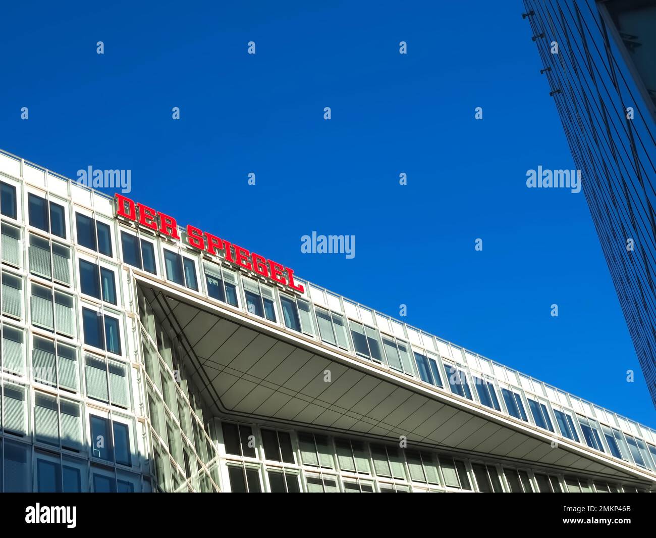 Architektur der Ericusspitze in Hamburg mit Spiegelgebäude Stockfoto