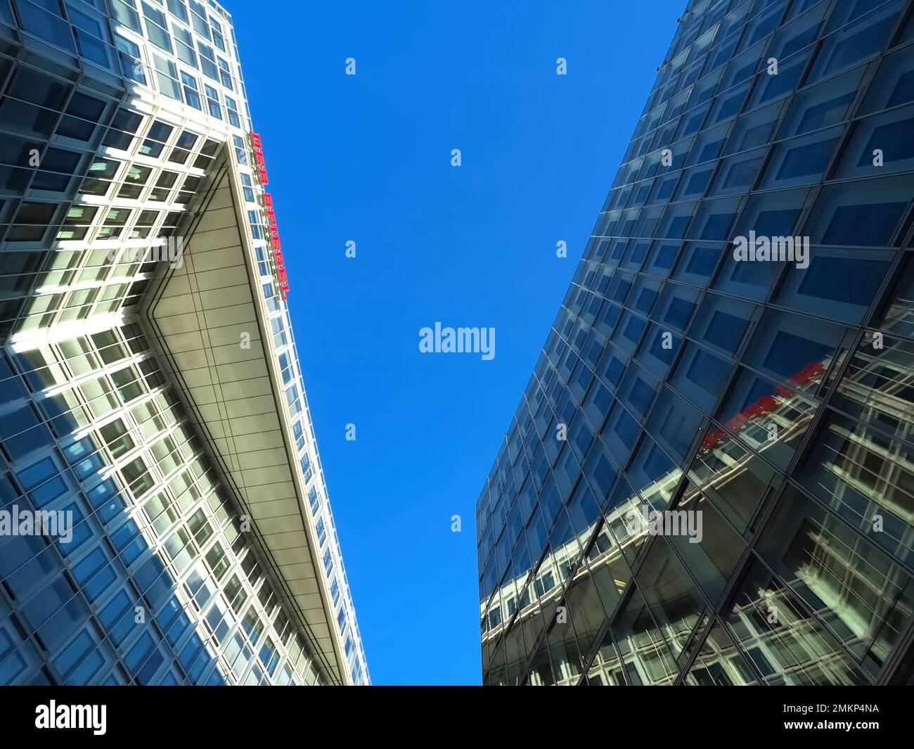 Architektur der Ericusspitze in Hamburg mit Spiegelgebäude Stockfoto