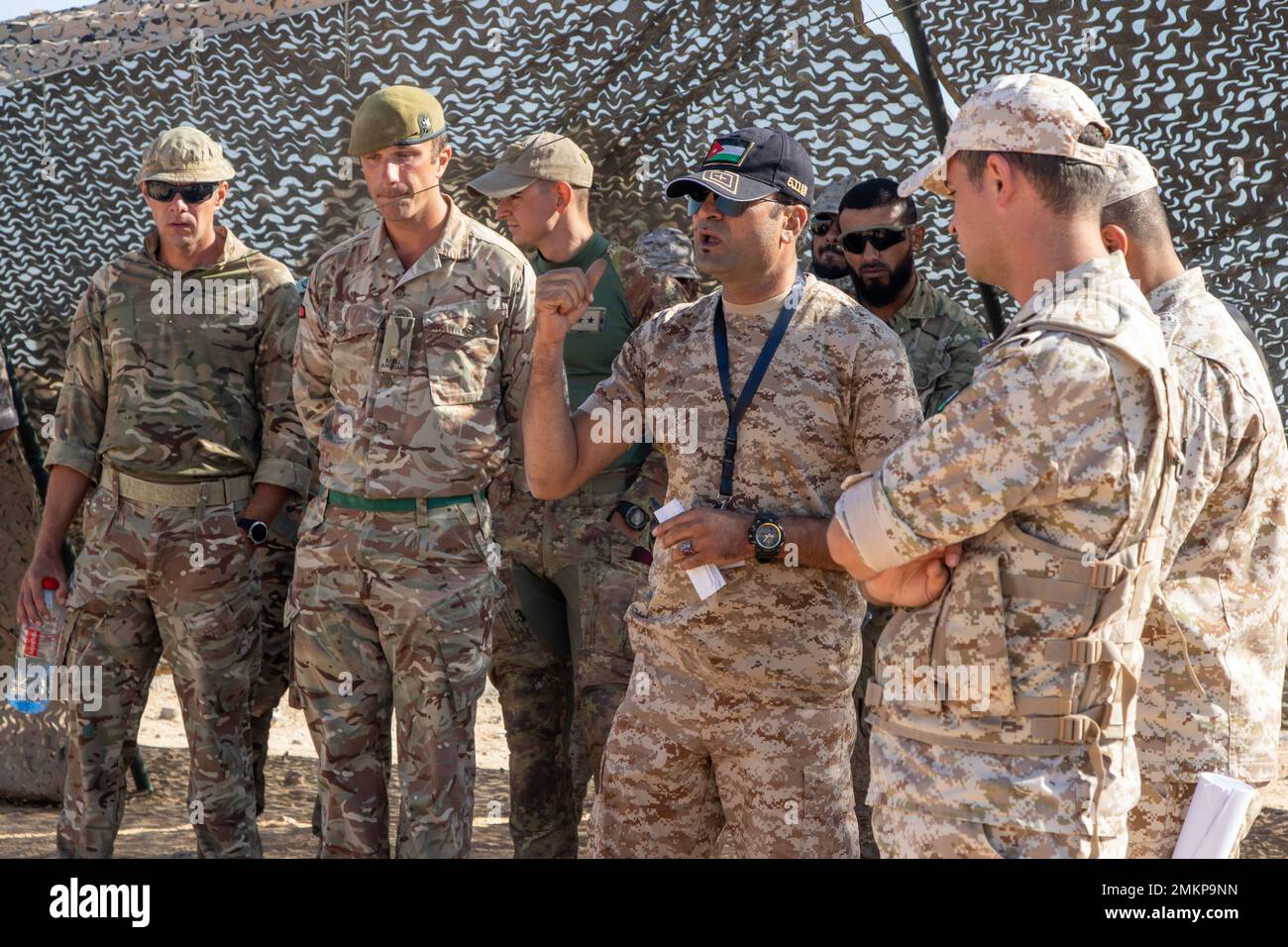 Truppen aus Jordanien, Saudi-Arabien, Italien und dem Vereinigten Königreich führen während der Übung Eager Lion in Jordanien am 11. September 2022 ein Briefing vor der Mission durch. Eager Lion 22 ist eine vom Haschemitischen Königreich Jordanien veranstaltete multilaterale Übung, die den Austausch militärischer Expertise und die Verbesserung der Interoperabilität zwischen den Partnerländern zum Ziel hat. Stockfoto