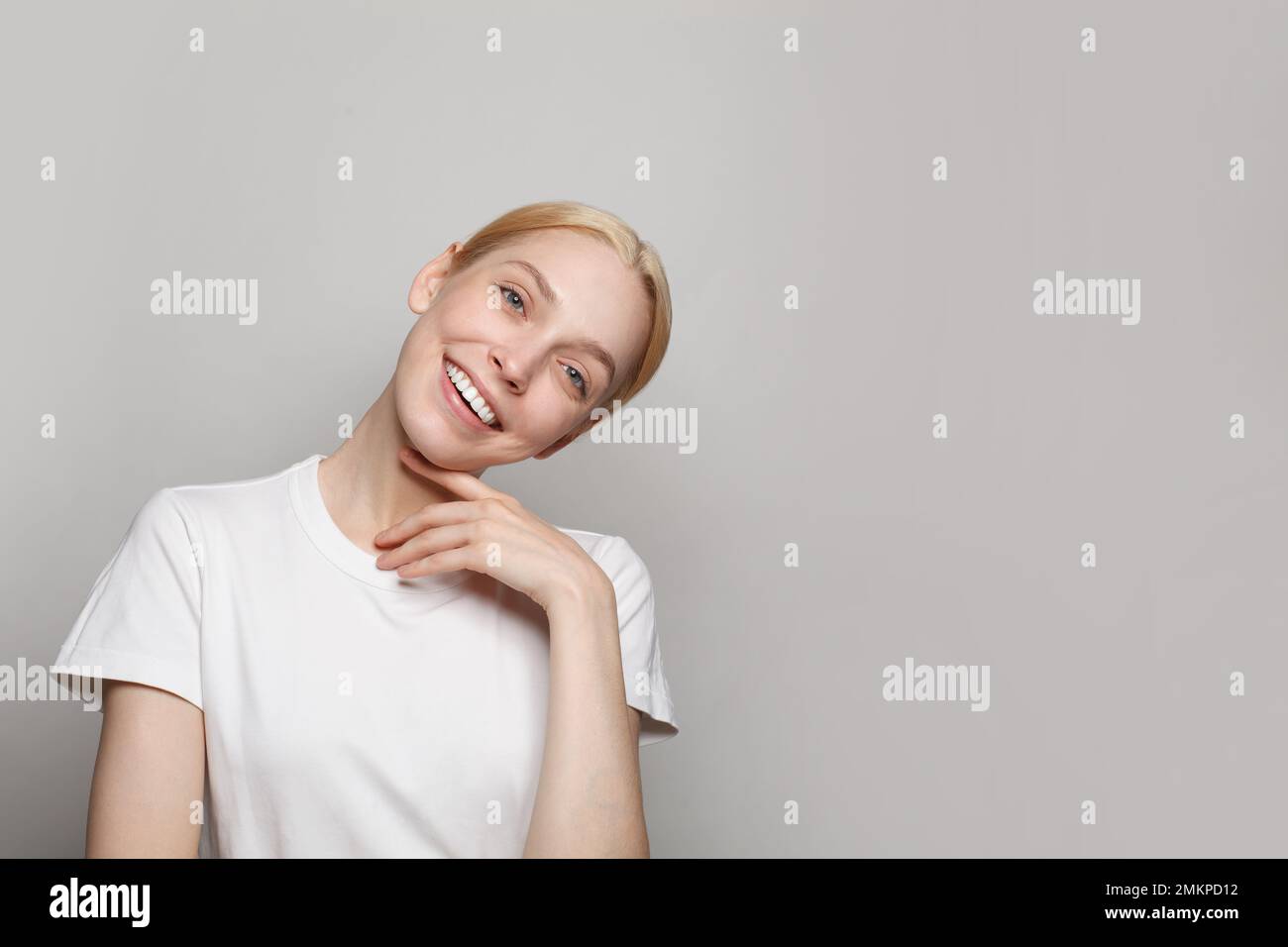 Porträt einer schönen, coolen, attraktiven, reizenden, fröhlichen Frau, isoliert auf grauem Hintergrund Stockfoto
