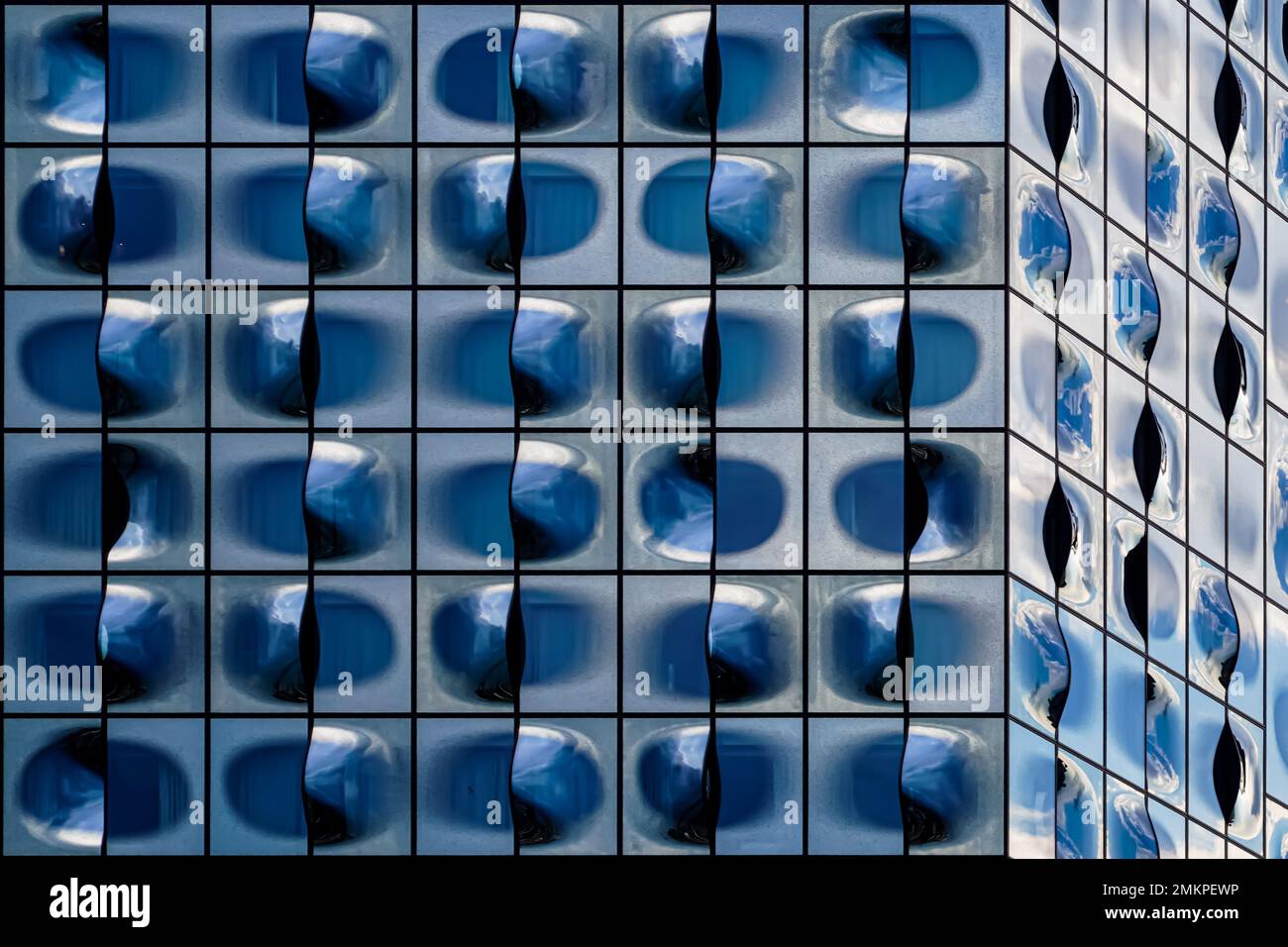 Fassadendetails mit Kristallquarzelementen der Elbphilharmonie Hamburg, einer Konzerthalle und neuer Wahrzeichen in Hamburg, Herzog & de Meuron Architekten. Stockfoto