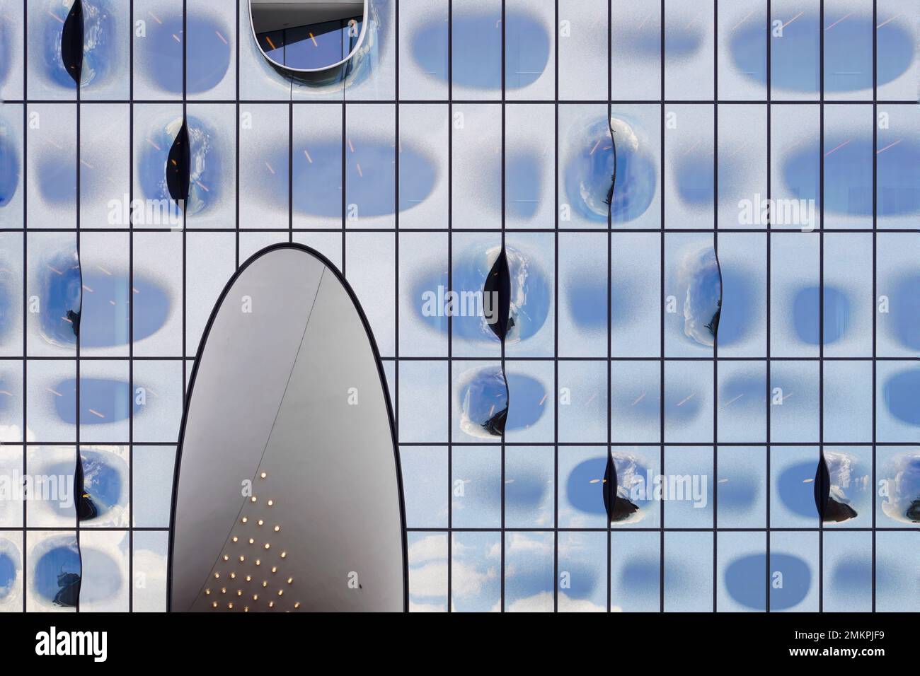 Fassadendetails mit Kristallquarzelementen der Elbphilharmonie Hamburg, einer Konzerthalle und neuer Wahrzeichen in Hamburg, Herzog & de Meuron Architekten. Stockfoto