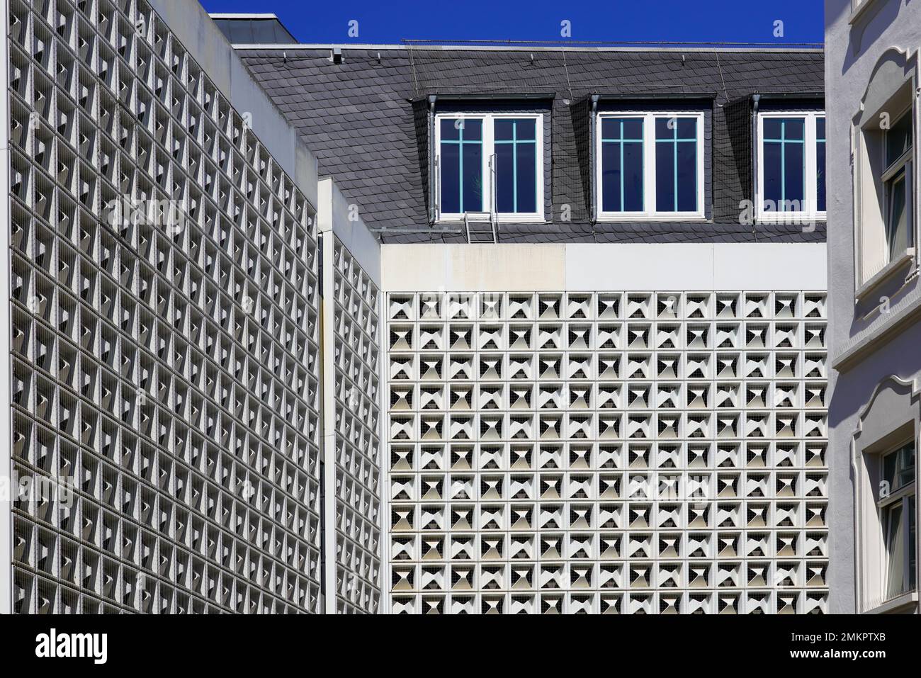 Fassade des Kaufhauses Galeria Karstadt Kaufhof in Trier, Fleischstraße mit typischer Fassade aus Horten-Fliesen. Stockfoto