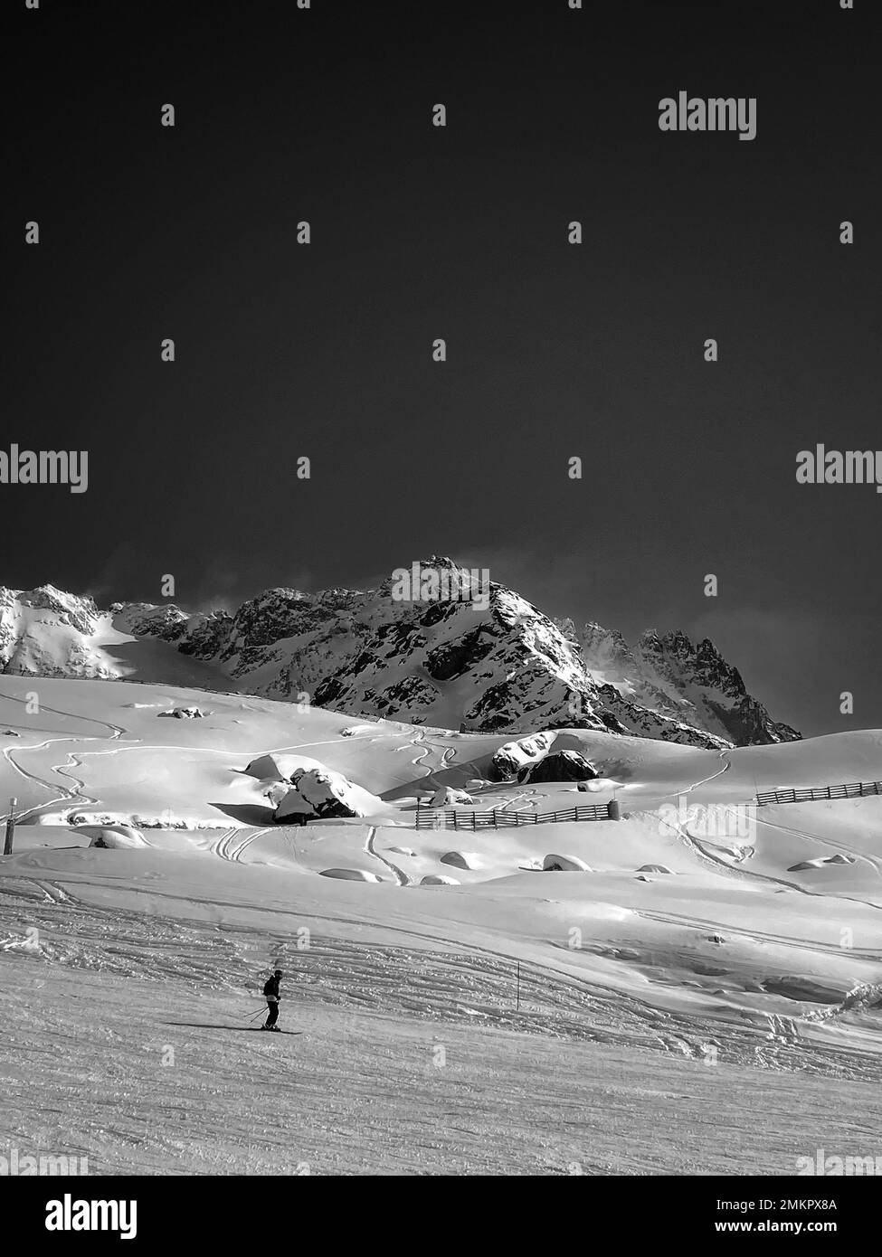 Schneebedeckte Skipisten in Schwarz-Weiß Stockfoto