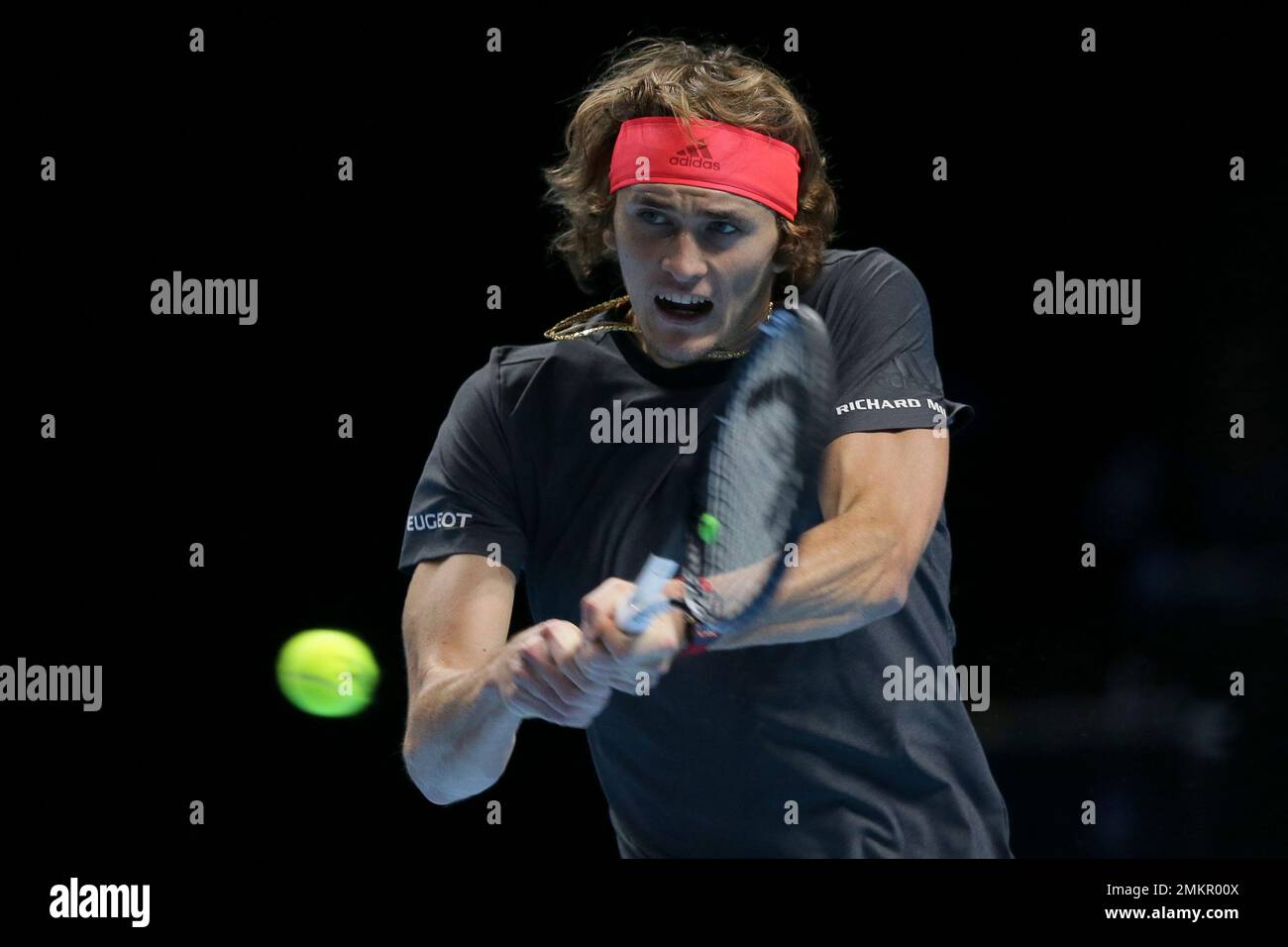 FILE - In this Nov. 17, 2018, file photo, Alexander Zverev of Germany plays a return to Roger Federer of Switzerland in their ATP World Tour Finals singles tennis match at O2 Arena in London. Zverev is one of the men to keep an eye on at the Australian Open, Jan. 14-27, 2019. (AP Photo/Tim Ireland, File) Stockfoto