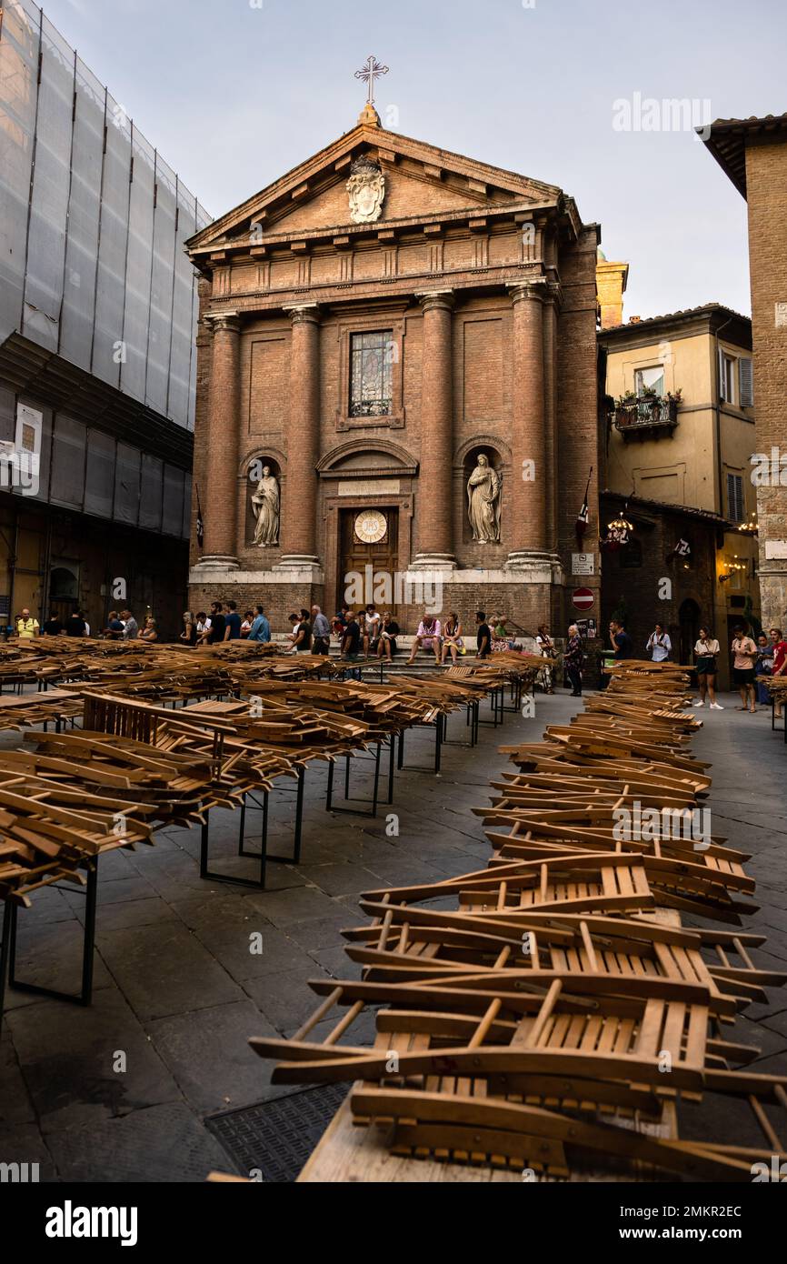Siena, Italien - August 15 2022: Vorbereitungen für das Contrada-Dinner der Civetta oder der kleinen Eule Contrada vor dem Palio dell Assunta auf der Piazza Tolo Stockfoto
