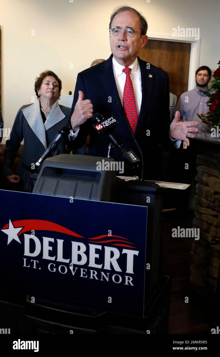 With his wife Lynn Hosemann, left, watching, Delbert Hosemann, Mississippi's three-term Republican secretary of state announces he's running for lieutenant governor at a transport company's driving academy in Richland, Miss., Wednesday, Jan. 9, 2019. Hosemann will travel throughout the state declaring his candidacy. (AP Photo/Rogelio V. Solis) Stockfoto