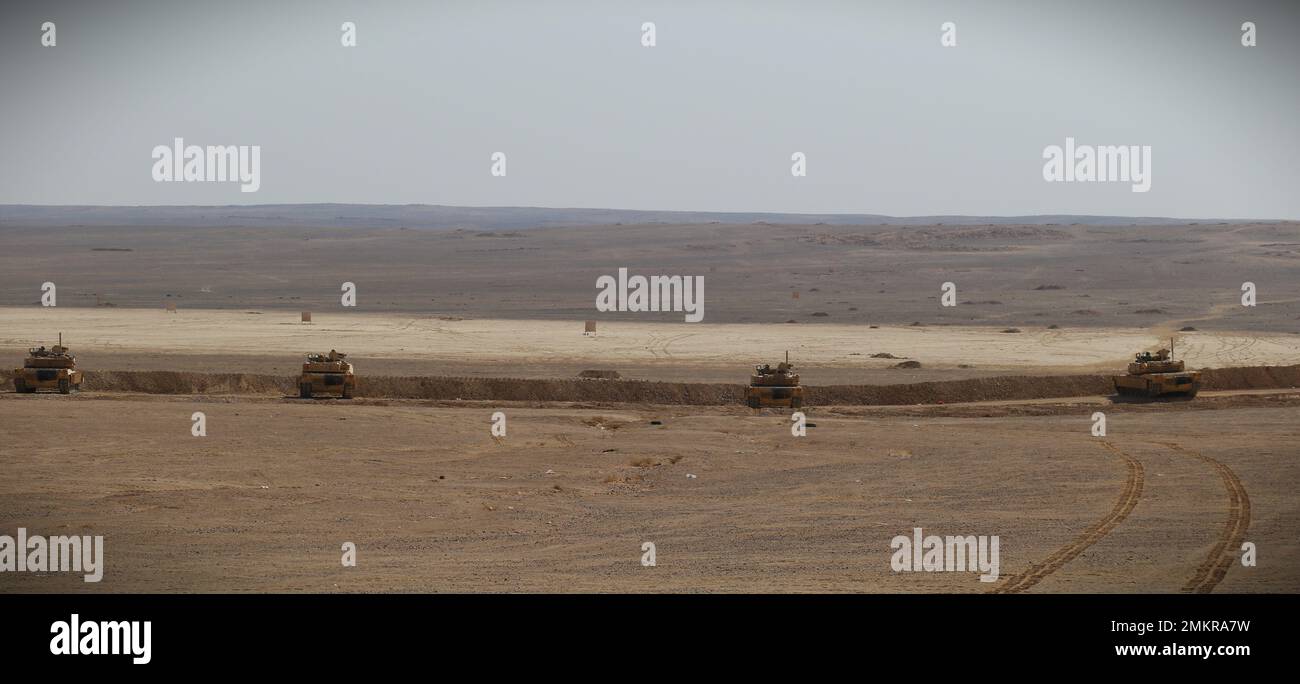 Soldaten der US-Armee aus der Dachstruppe, 3-116 Cavalry Regiment führen während der Übung Eager Lion 2022 in Jordanien, 11. September 2022, Schussbewegungen während einer situationsbezogenen Trainingsbahn (STX) durch. Eager Lion 22 ist eine vom Haschemitischen Königreich Jordanien veranstaltete multilaterale Übung, die den Austausch militärischer Expertise und die Verbesserung der Interoperabilität zwischen den Partnerländern zum Ziel hat. Stockfoto