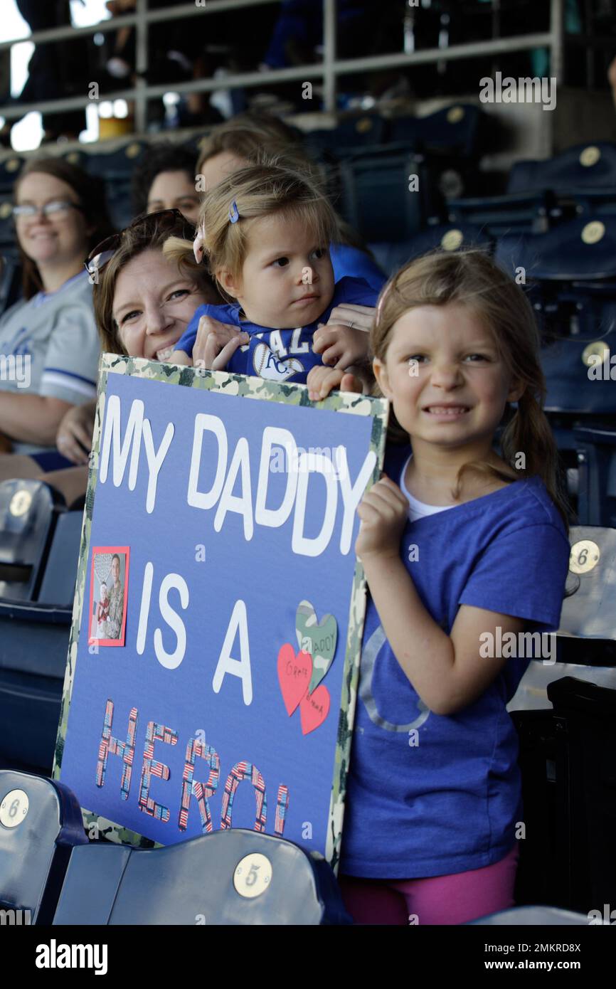 Eine Familie eines Soldaten der Infanterie-Division 35. hält ein Zeichen, um ihre Unterstützung im Kauffman Stadium, Kansas City, Mo., 11. September 2022, zu zeigen. Familien und Freunde der Infanterie-Division 35. nahmen am Baseballspiel „Military Appreciation Royals“ Teil. (USA Fotos der Armee-Nationalgarde von SPC. Rose Di Trolio) Stockfoto