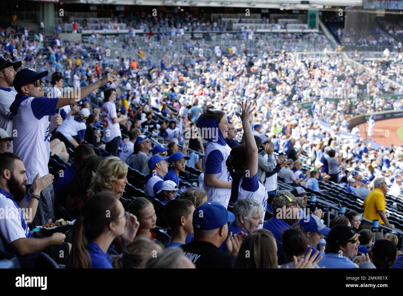 Die Menge feiert im Kauffman Stadium, Kansas City, Mo., 11. September 2022. Familien und Freunde der Infanterie-Division 35. nahmen an dem Baseballspiel „Military Appreciation Royals“ Teil, um Unterstützung zu zeigen. (USA Fotos der Armee-Nationalgarde von SPC. Rose Di Trolio) Stockfoto