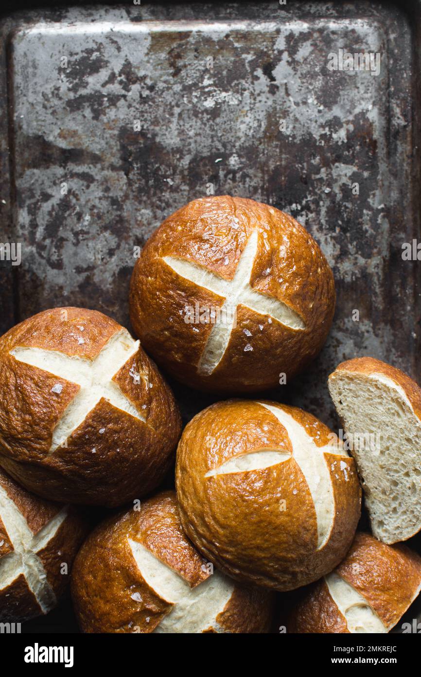 Brezelbrötchen auf einem Backblech, deutsche Laugenbroetchen, Laugenbrötchen auf einem Backblech Stockfoto