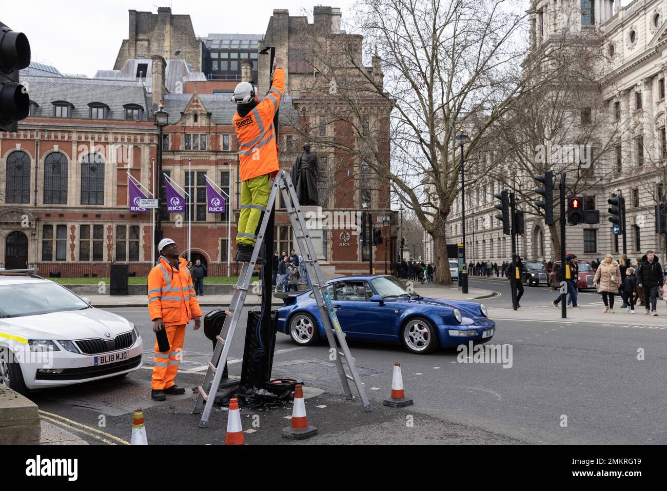 Fernwartungsarbeiter reparieren eine beschädigte Signalbox nach einer Kollision mit einem Fahrzeug am Parliament Square, Central London, England, UK Stockfoto