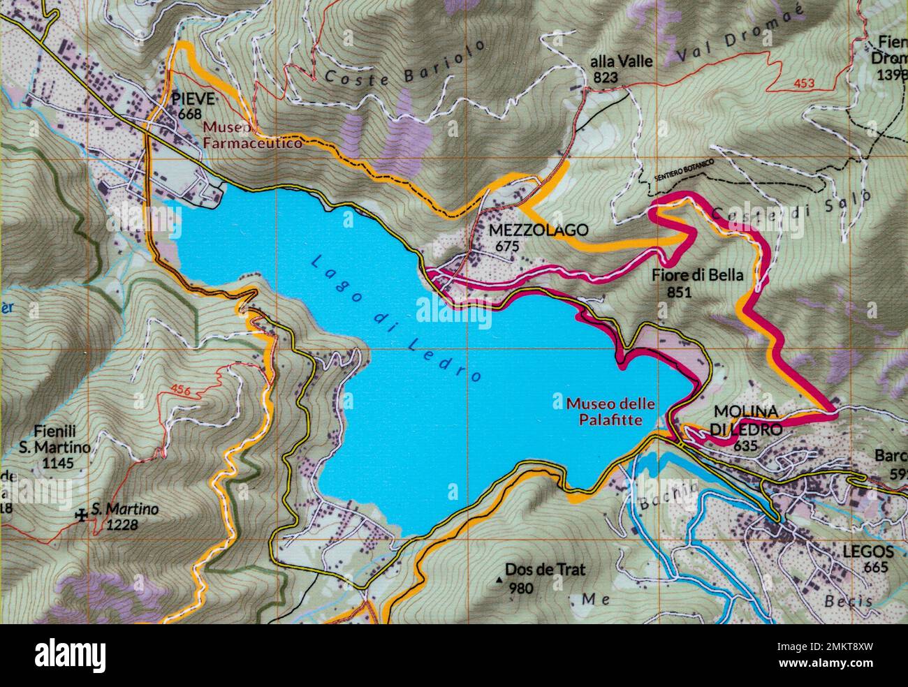Detaillierte Karte der Promenade entlang des Ledro-Sees im Ledro-Tal, Provinz Trento, Trentino Alto Adige, Norditalien - Europa - Selektive Fokussierung (italienisch Stockfoto