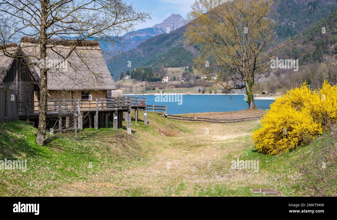 Stelzenhaus aus der Bronzezeit (Rekonstruktion) im Museum des Palafitte am Ledro-See. Molina di Ledro, Trento, Trentino Alto-Adige, Italien Stockfoto