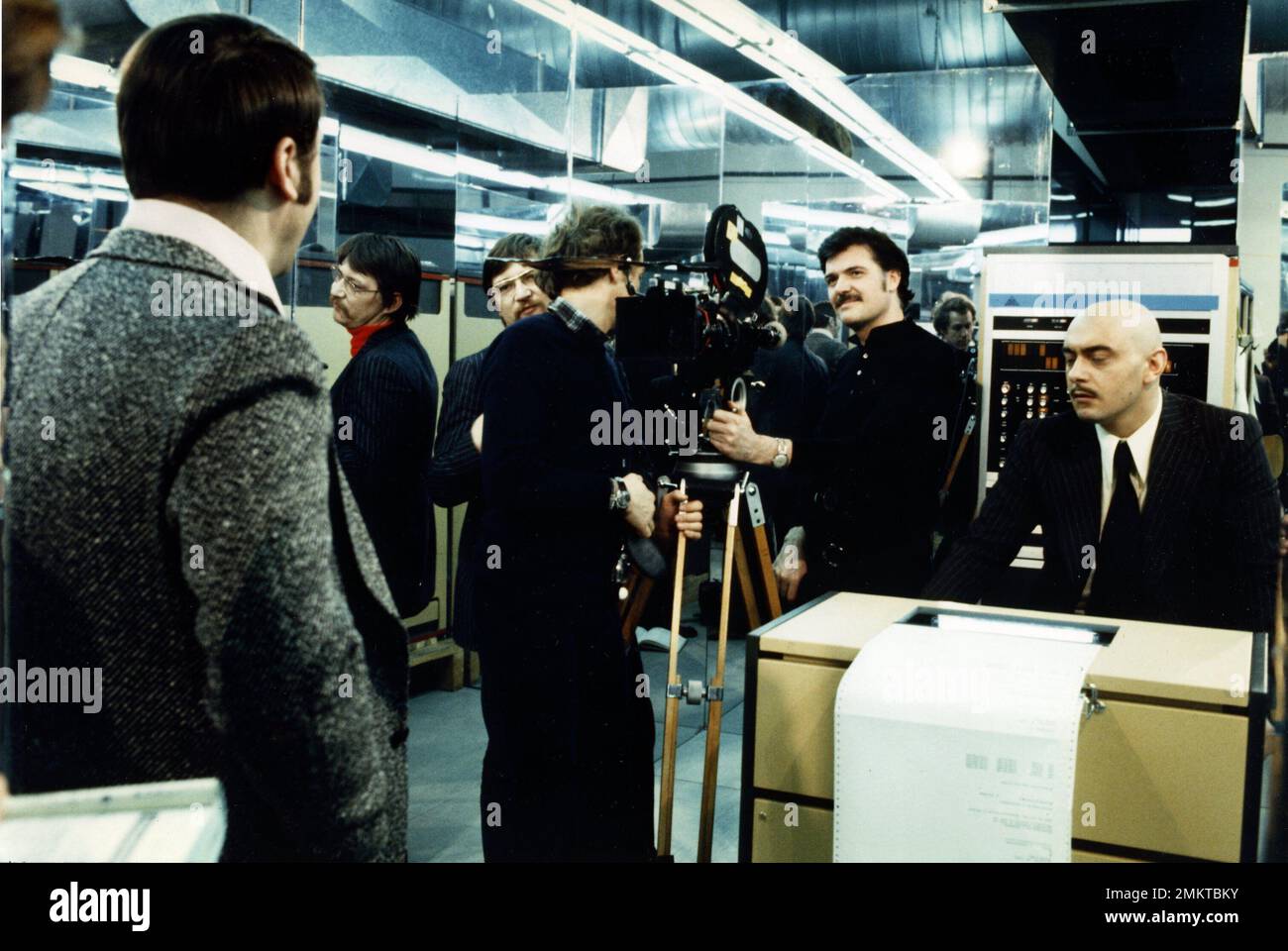 MICHAEL BALLHAUS, RAINER WERNER FASSBINDER, KLAUS LOWITSCH UND KURT RAAB IN DER WELT AUF DRAHT (1973) - ORIGINALTITEL: WELT AM DRAHT - REGIE: RAINER WERNER FASSBINDER. Kredit: WESTDEUTSCHER RUNDFUNK / Album Stockfoto