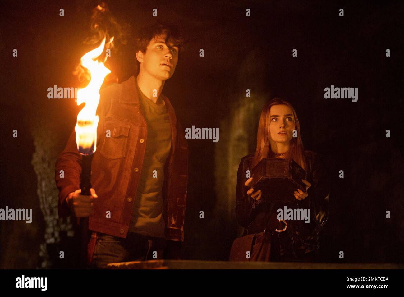 MEG DONNELLY und DRAKE RODGER in DEN WINCHESTERS (2022) unter der Leitung VON JOHN T. KRETCHMER. Kredit: Warner Bros Fernsehen / CW-Netzwerk / Album Stockfoto