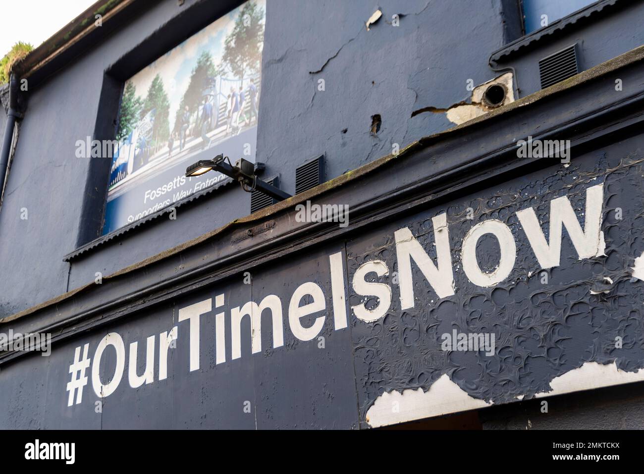 „Our Time“ steht jetzt im Roots Hall-Stadion des Southend Utd Football Grounds, Southend on Sea, Essex, Großbritannien. Verfallendes Zeichen Stockfoto