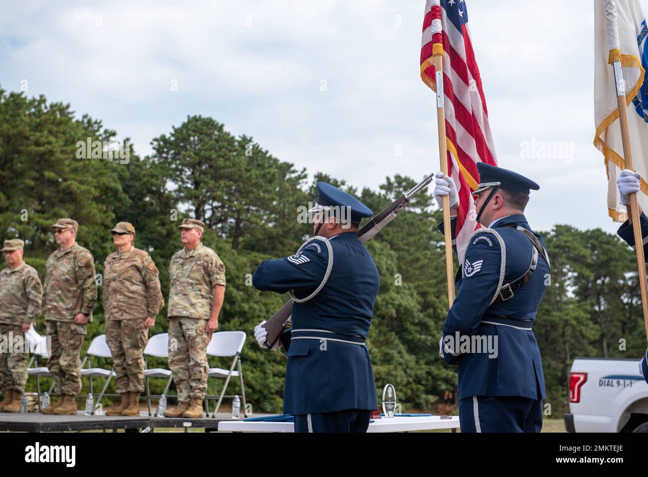 Die Ehrengarde des Intelligence Wing 102. bereitet sich auf den Familientag des 102. Intelligence Wing 2022 von Postable County vor, der auf den Barnstable County Fairgrounds abgehalten wird Stockfoto