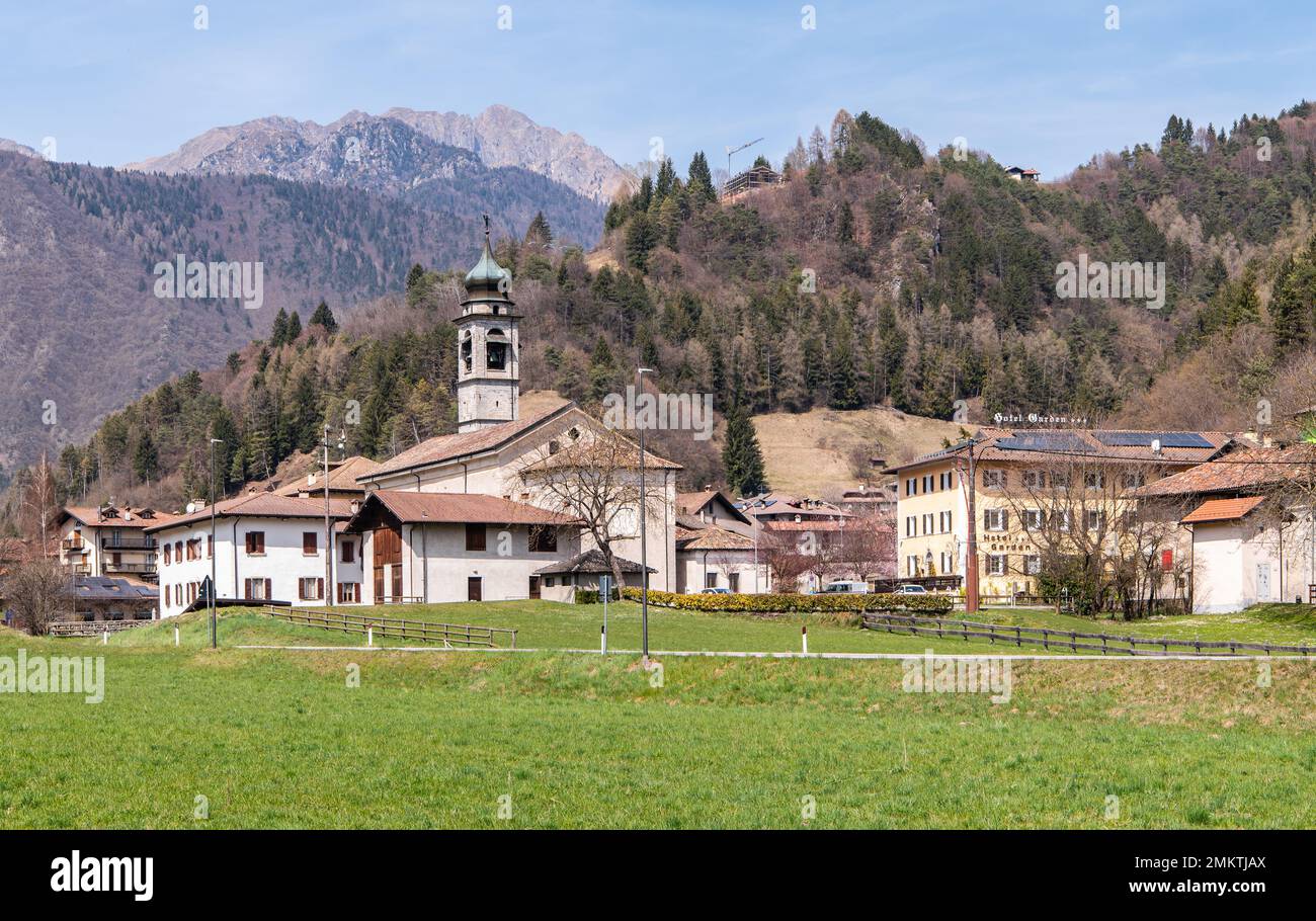 Die kleine Stadt Pieve di Ledro: Liegt am Westufer des Ledro-Sees und ist das Zentrum des Tals - Trentino Alto Adige - Italien Stockfoto