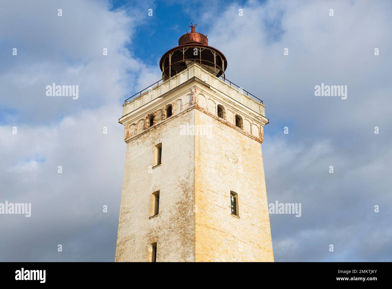 Der Leuchtturm Rubjerg Knude Fyr an der Rubjerg Knude Sanddüne an der Küste von Nordjütland, Dänemark, leuchtet in der Abendsonne Stockfoto