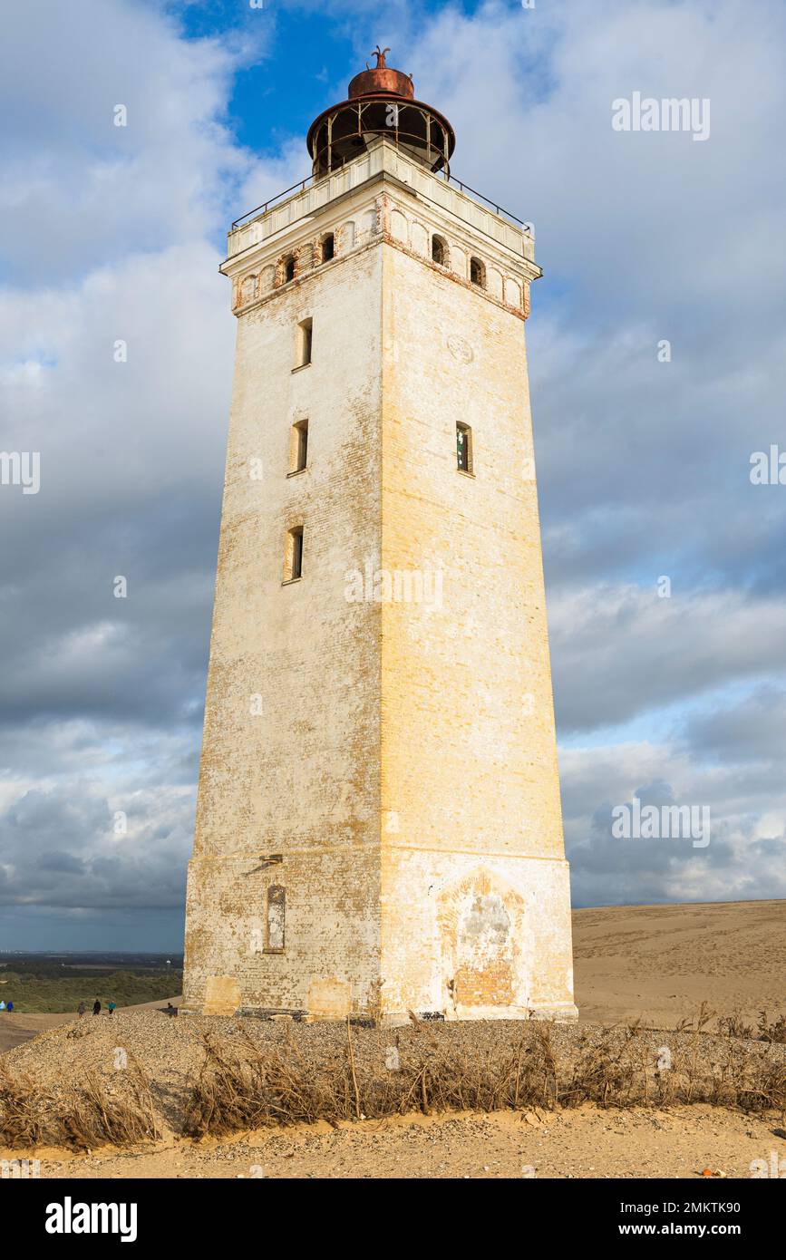 Der Leuchtturm Rubjerg Knude Fyr an der Rubjerg Knude Sanddüne an der Küste von Nordjütland, Dänemark, leuchtet in der Abendsonne Stockfoto