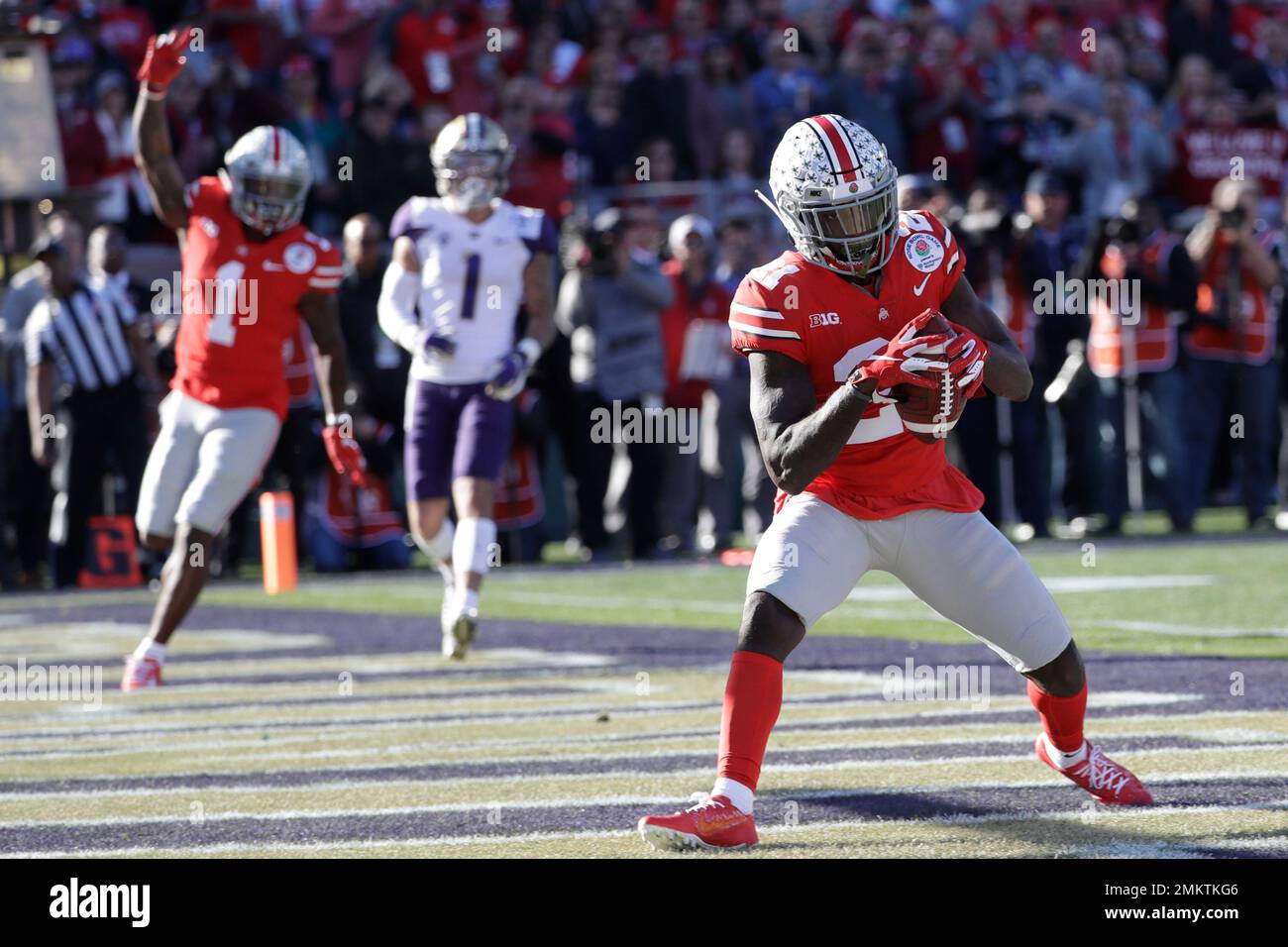 Ohio State wide receiver Parris Campbell makes a touchdown catch against Washington during the first half of the Rose Bowl NCAA college football game Tuesday, Jan. 1, 2019, in Pasadena, Calif. (AP Photo/Jae C. Hong) Stockfoto