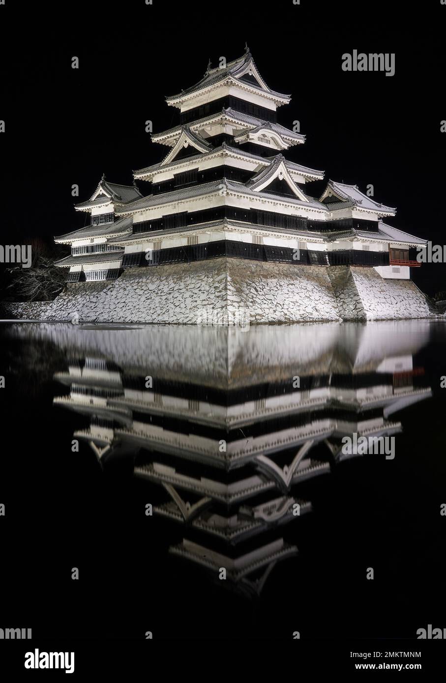 Matsumoto Castle in einer Winternacht. Stockfoto