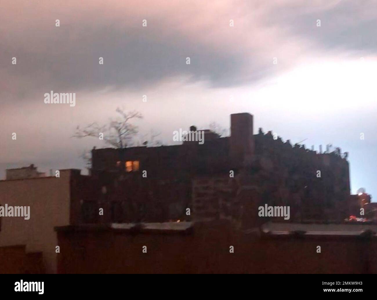 In this image taken from video, the night sky is illuminated after an explosion in the Queens borough of New York, Thursday, Dec. 27, 2018. New York police say a transformer exploded at a Con Edison facility in Queens. Authorities said the fire that broke out at the facility has been brought under control and no injuries have been reported. (AP Photo/Sophie Rosenbaum) Stockfoto
