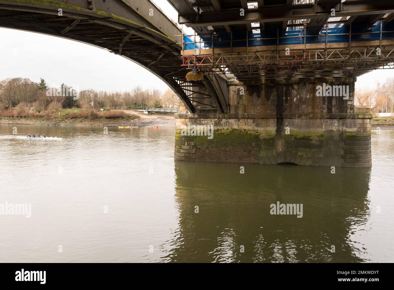 Ein Strohballen hängt unter der Barnes Bridge, um Flussfahrzeuge vor einer Änderung der Höhe und des Abstands der Brücke aufgrund von Bauarbeiten zu warnen Stockfoto