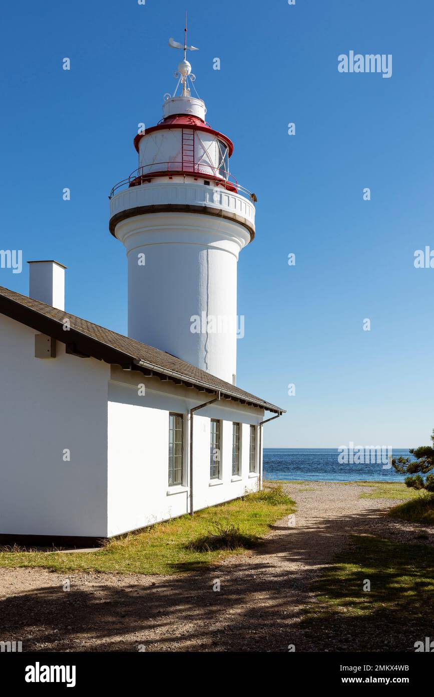 Dänemark, Jütland, Djursland: Der weiße runde Leuchtturm Sletterhage auf der Halbinsel Helganaes in der Sonne vor einem blauen, wolkenlosen Himmel. Stockfoto