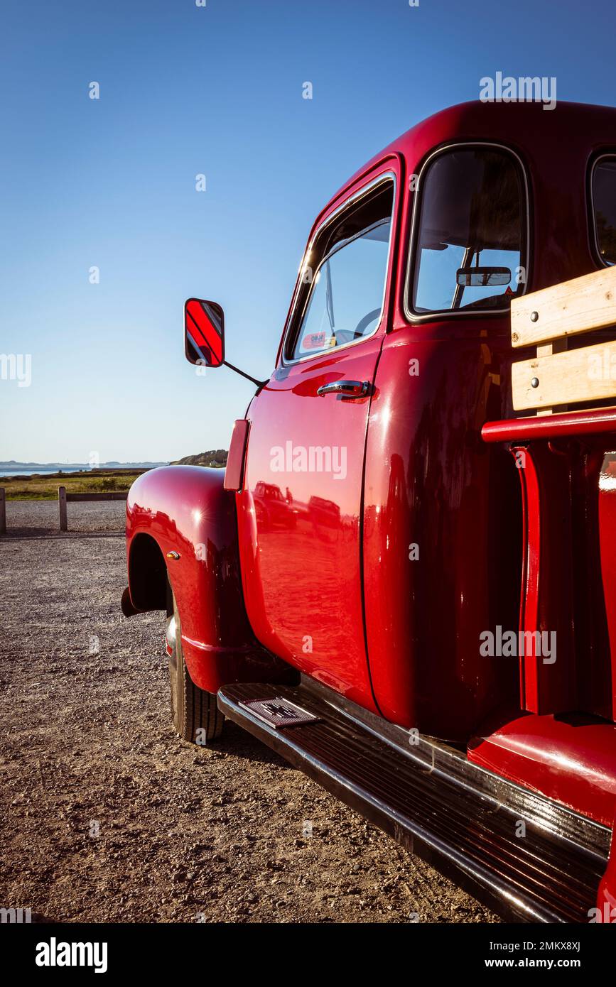 Rückansicht eines alten roten Chevrolet 3100 Pickup Classic Car auf einem Parkplatz an der Küste von Dänemark, Djursland, Jütland. Stockfoto