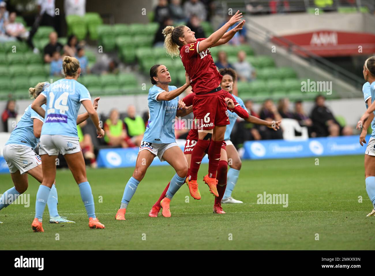 MELBOURNE, AUSTRALIEN. 29. Januar 2023. Melbourne City gegen Adelaide United. Jenna McCormick von Adelaide startet nach oben, um während des Zusammenstoßes zwischen City und United im AAMI Park einen Vorsprung zu gewinnen. Credit Karl Phillipson/Alamy Live News Stockfoto