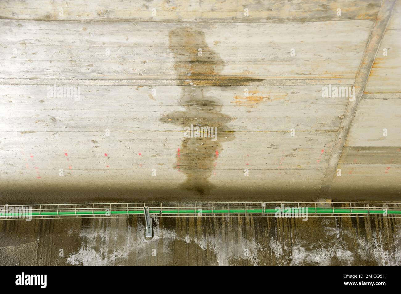 Regenwasser tritt auf dem Dach aus und verursacht Schäden Stockfoto