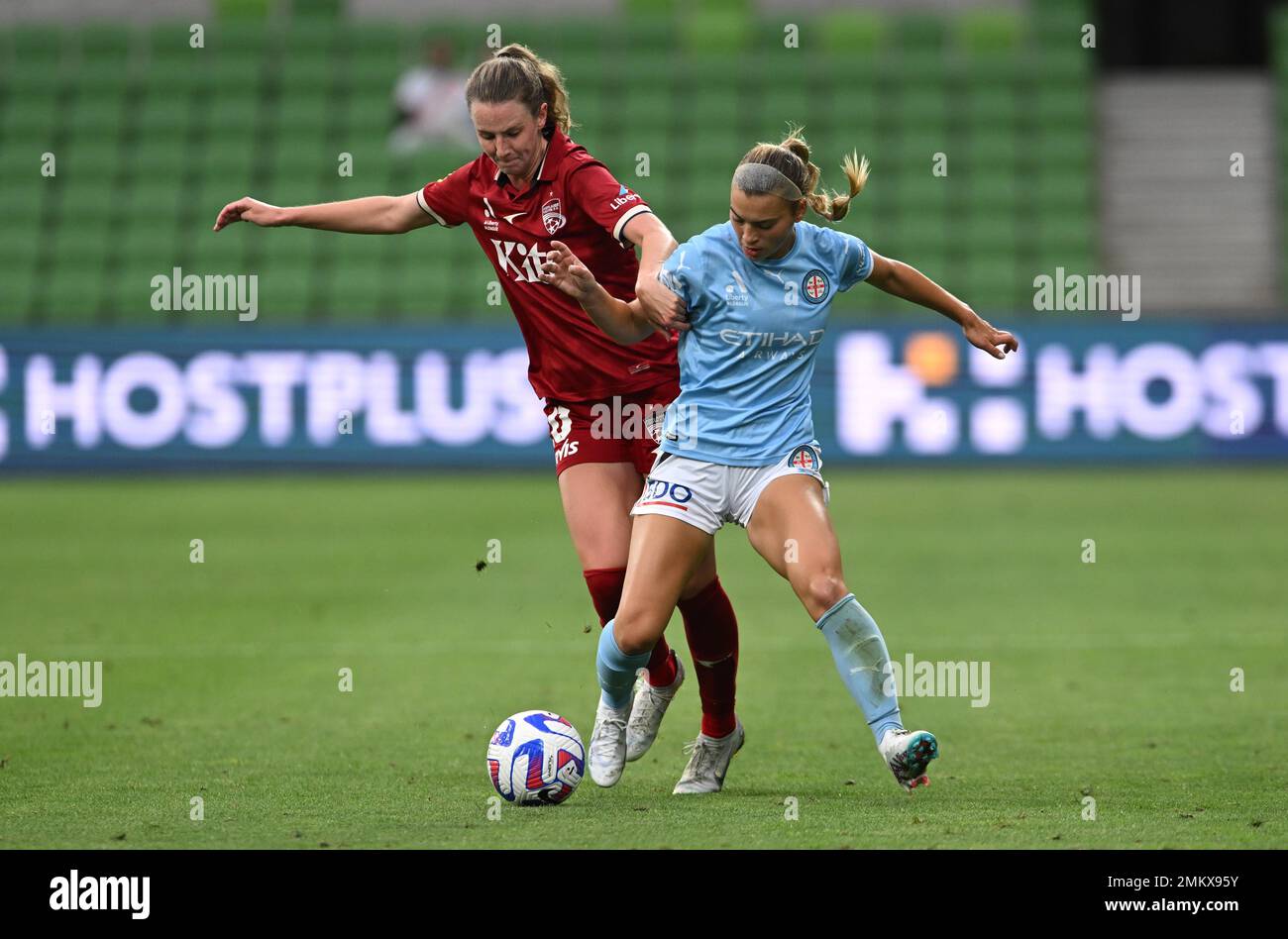 MELBOURNE, AUSTRALIEN. 29. Januar 2023. Melbourne City gegen Adelaide United. Links: Adelaides Chelsea Dawber nimmt die Julia Grosso von Melbourne City auf. Credit Karl Phillipson/Alamy Live News Stockfoto