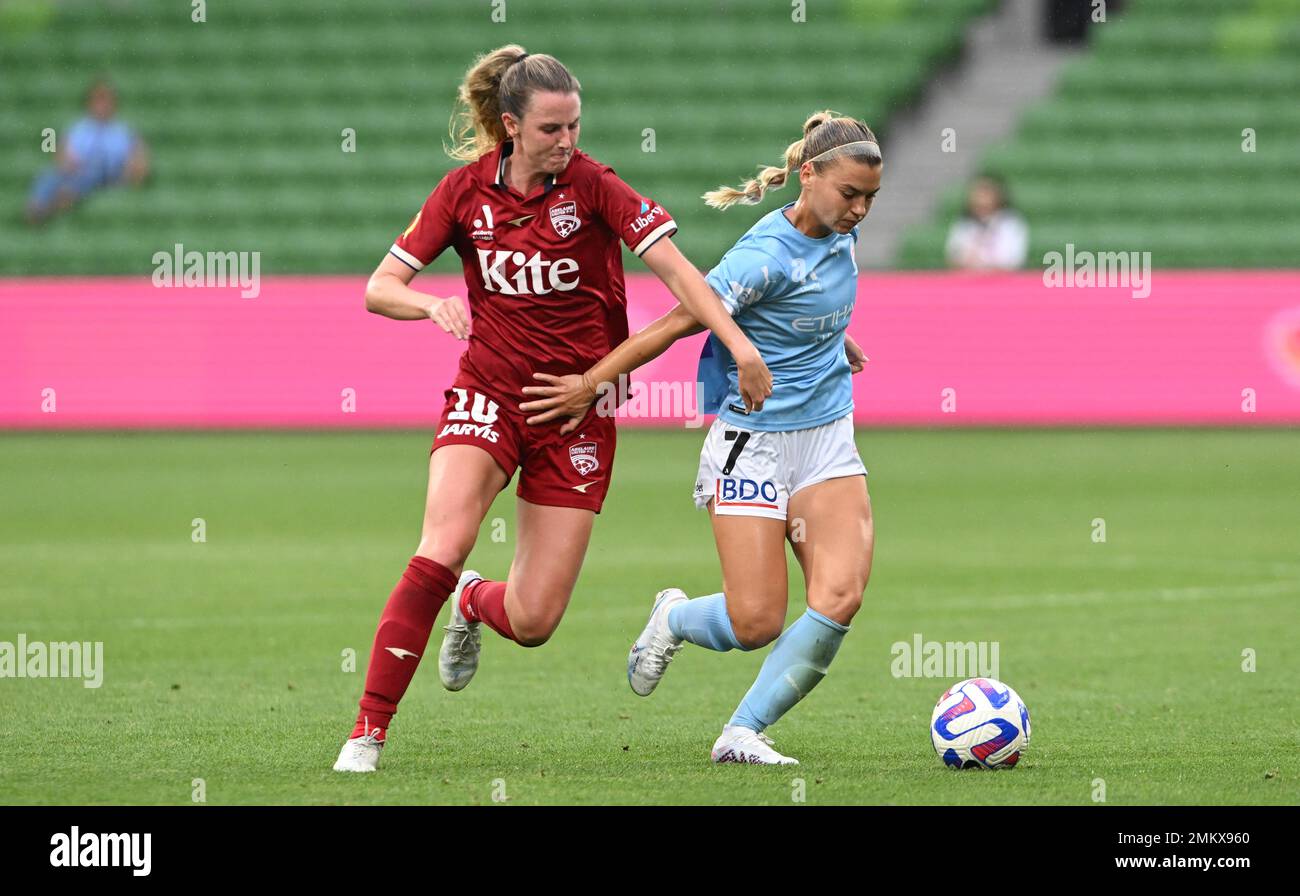 MELBOURNE, AUSTRALIEN. 29. Januar 2023. Melbourne City gegen Adelaide United. Chelsea Dawber von Adelaide fordert die Julia Grosso von Melbourne City heraus. Credit Karl Phillipson/Alamy Live News Stockfoto