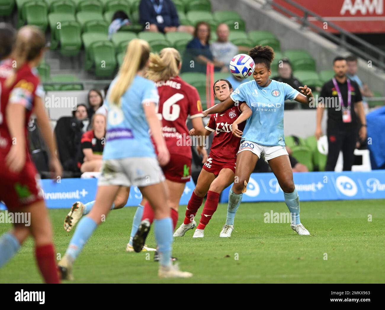 MELBOURNE, AUSTRALIEN. 29. Januar 2023. Melbourne City gegen Adelaide United. Verteidiger Naomi Thomas-Chinnama aus Melbourne City leitet den Ball und steht gleichzeitig unter dem Druck der Verteidigung von Adelaide. Credit Karl Phillipson/Alamy Live News Stockfoto