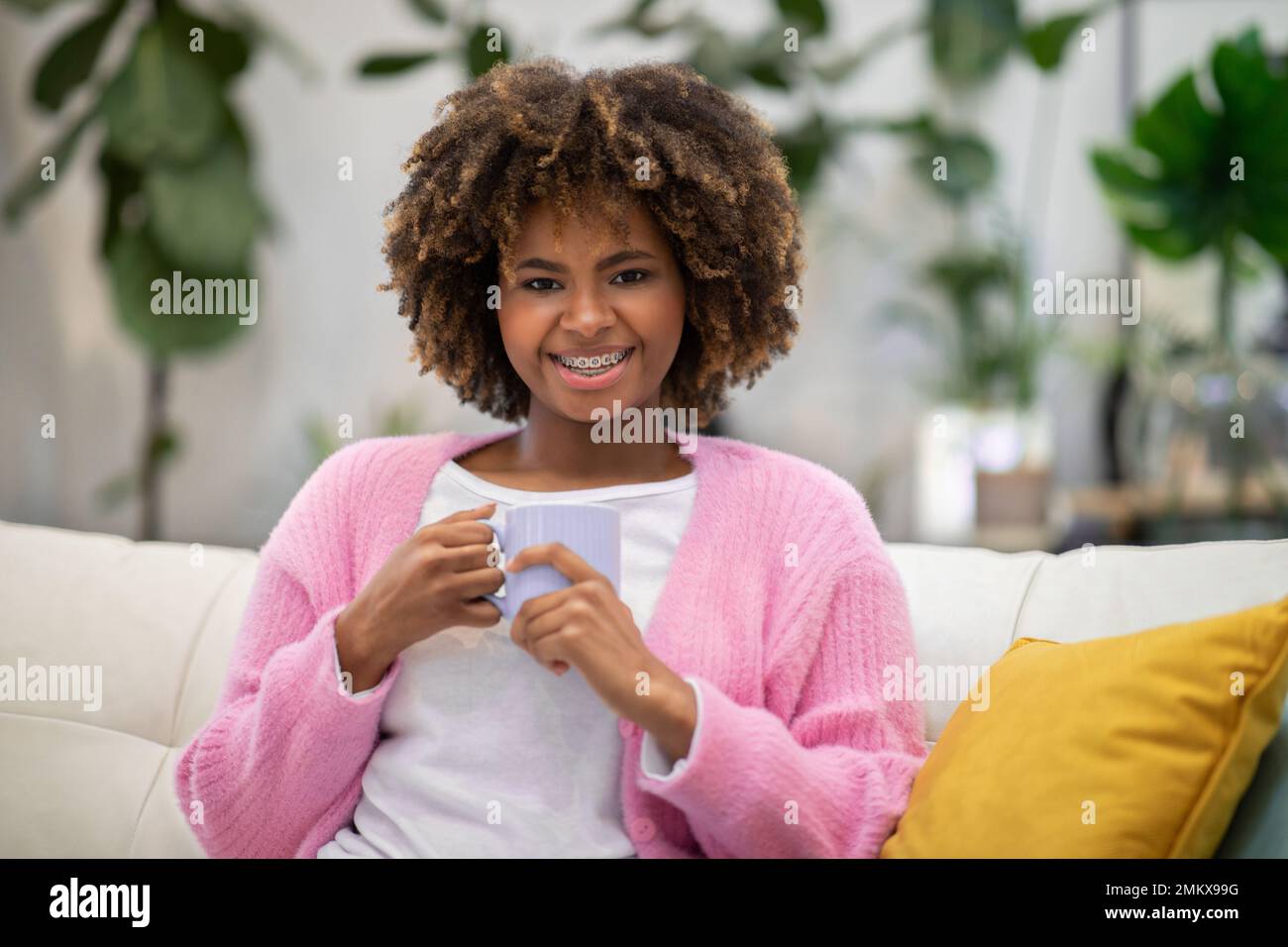 Porträt einer jungen Frau, die zu Hause frischen aromatischen Kaffee genießt Stockfoto