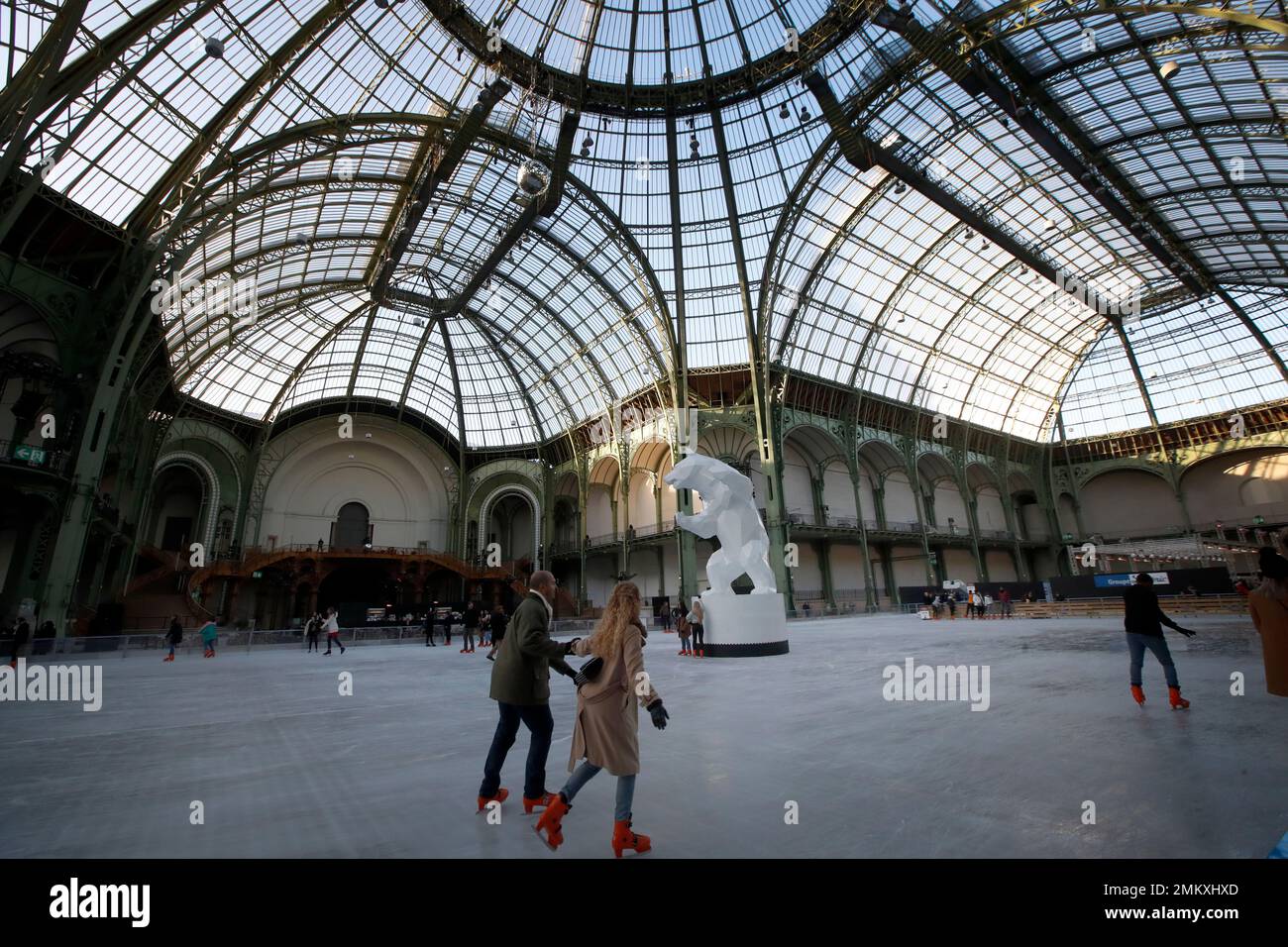 People ice skate at the Grand Palais in Paris, Monday, Dec. 17, 2018. The Grand Palais skating rink opens to the public during Christmas holidays and is the largest temporary ice rink created in France. (AP Photo/Christophe Ena) Stockfoto