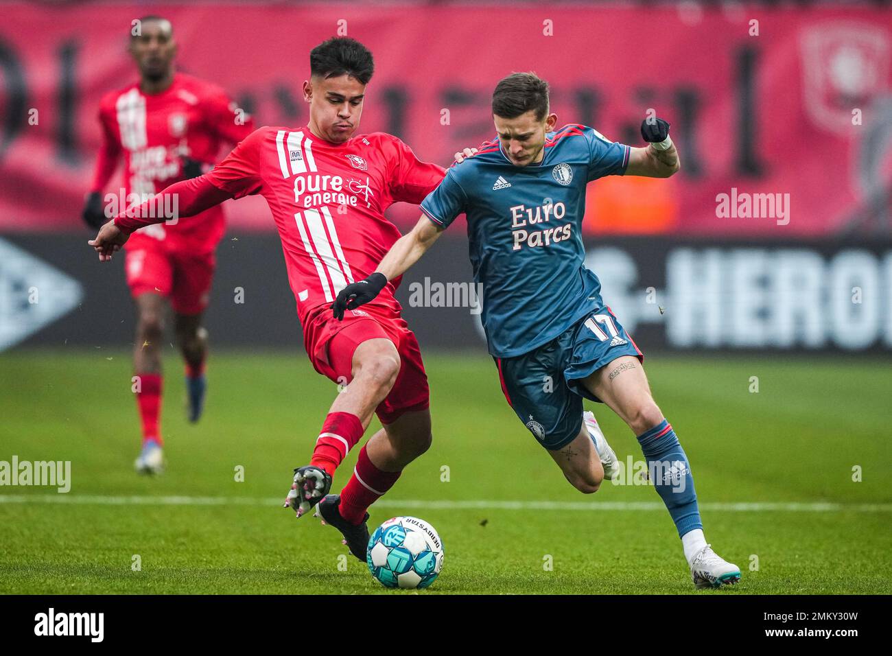 Enschede - Mees Hilgers vom FC Twente, Sebastian Szymanski von Feyenoord während des Spiels zwischen dem FC Twente gegen Feyenoord in De Grolsch Veste am 29. Januar 2023 in Enschede, Niederlande. (Box zu Box Pictures/Tom Bode) Stockfoto