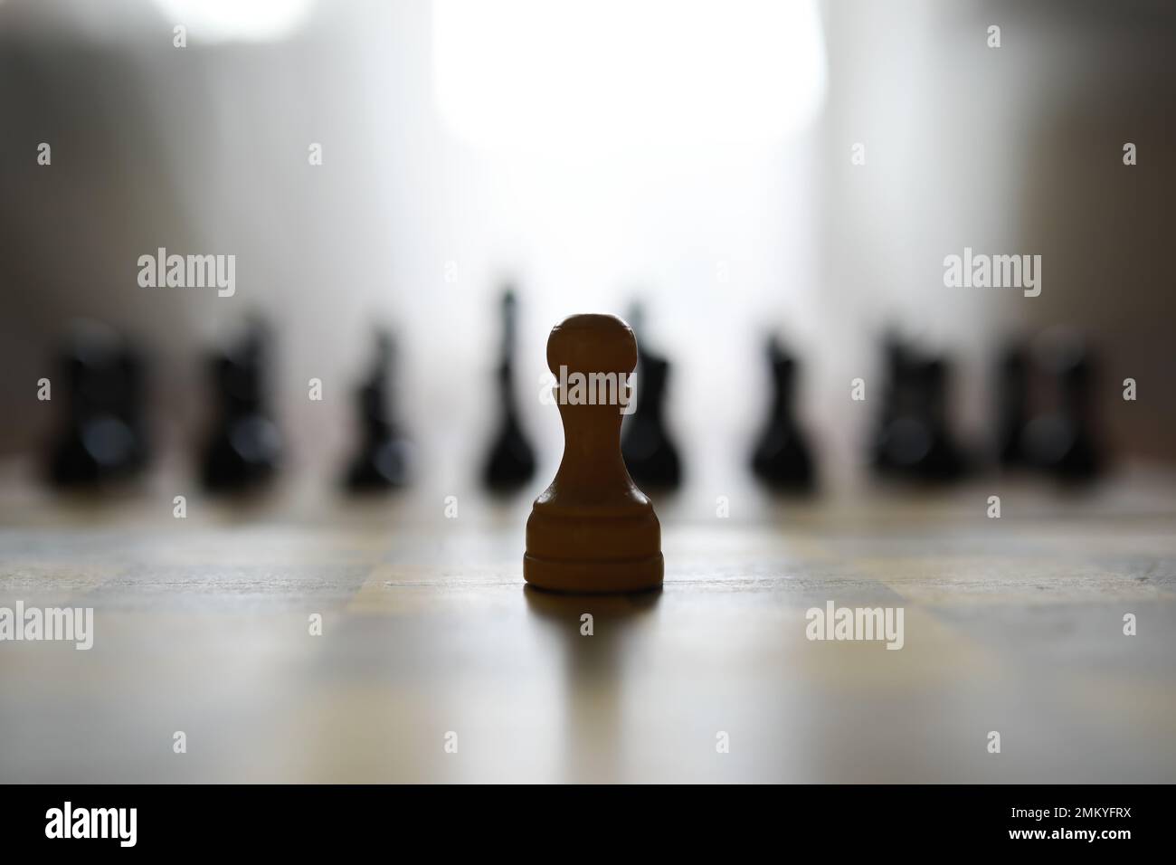 Schachbrettspiel für Ideen und Wettbewerbsstrategie, Planungs- und Entscheidungskonzept Stockfoto