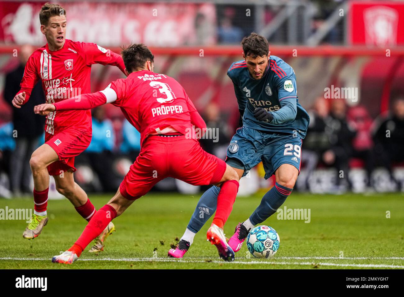 Enschede - Robin Propper des FC Twente, Santiago Gimenez von Feyenoord während des Spiels zwischen dem FC Twente gegen Feyenoord in De Grolsch Veste am 29. Januar 2023 in Enschede, Niederlande. (Box zu Box Pictures/Tom Bode) Stockfoto