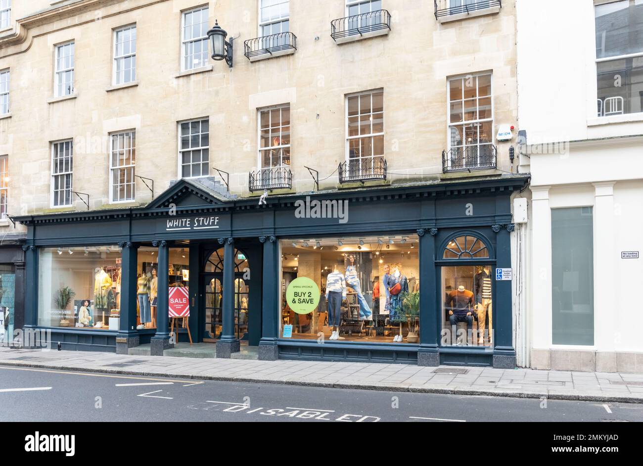 Verkauf im Modegeschäft White Stuff in New Bond Street, City of Bath, Somerset, England, Großbritannien Stockfoto