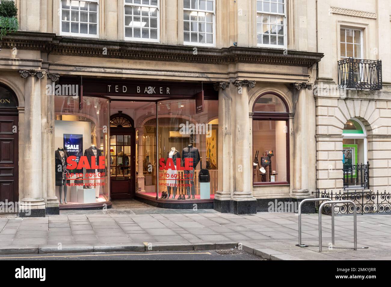 Verkauf im Modegeschäft Ted Baker in Milsom Street, Bath, Somerset, England, Großbritannien Stockfoto